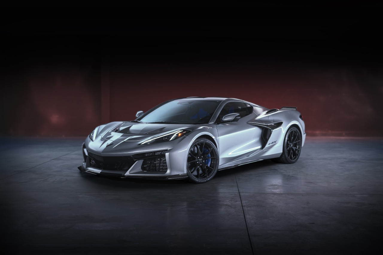 Front 3/4 view of 2026 Chevrolet Corvette ZR1X in Blade Silver Metallic